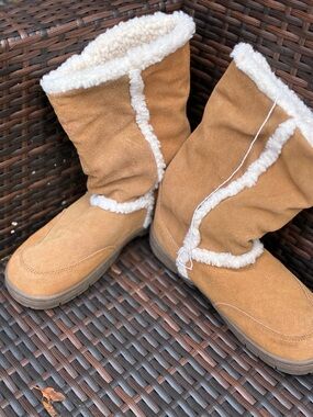 Cozy Tan Sherpa-Lined Winter Boots - Women